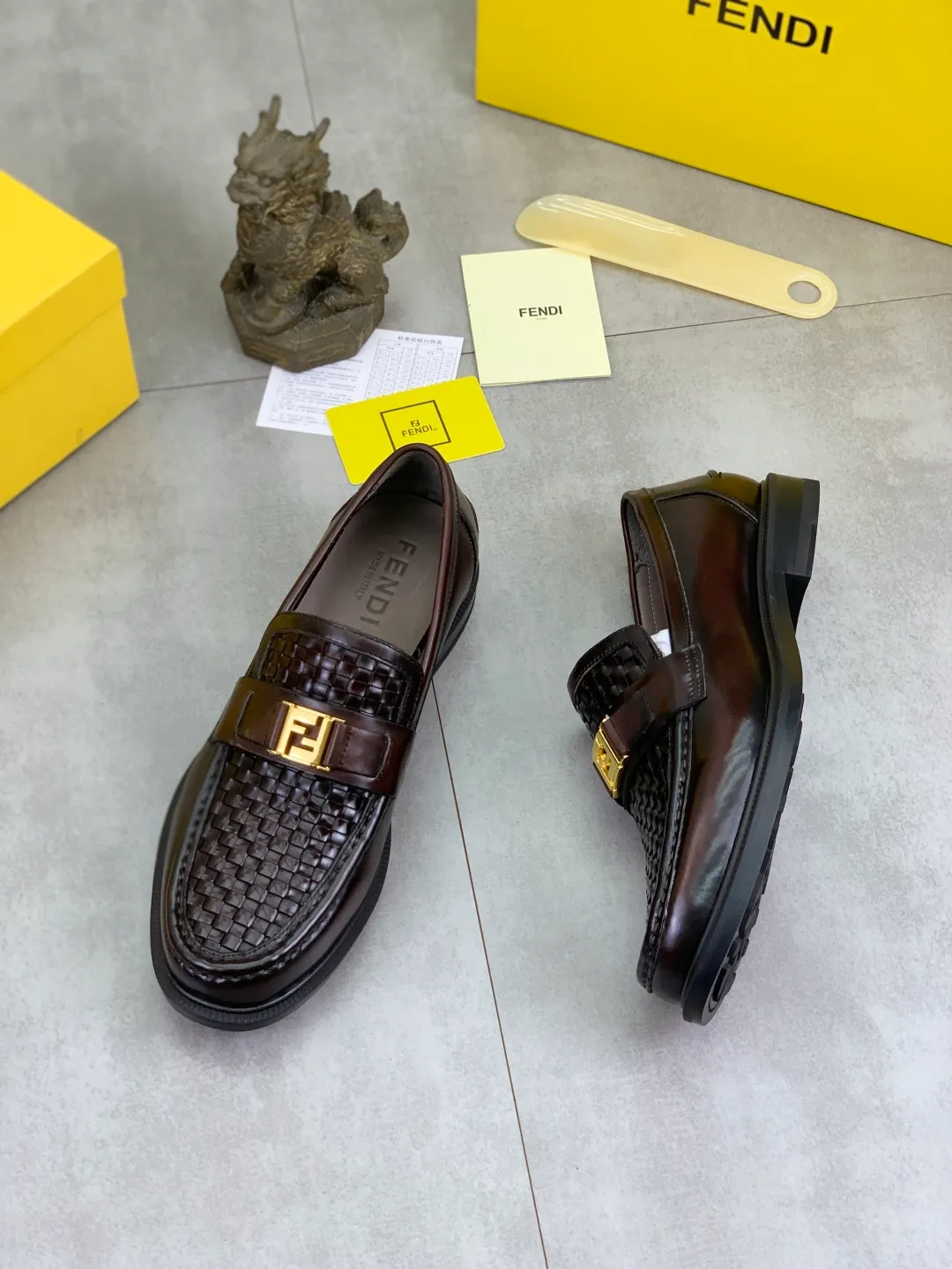 ​Men's shoes 💰P480💰[New model] Water dyed cowhide 🆘 The latest FENDI (Fendi) new casual leather shoes 🕶️🕶️Simple routing effect, showing an elegant and cool driving shoe 🎬Made of Italian 🇮🇹 imported calfskin + first-layer water-dyed cowhide lining🐂Excellent material🎬Detailed workmanship 🤗Comfortable foot feel➰➰. ​Pair it with any outfit to show your taste and temperament, low-key luxury ♻️Design ​simple and elegant ​noble and fashionable 🍃​Very loved and favored by trendy men 💓❤️Size: 38-44 2⃣️colors available